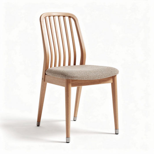 Houten eetstoel met stofferen zitting en een afmeting van 45 x 45 x 85cm
